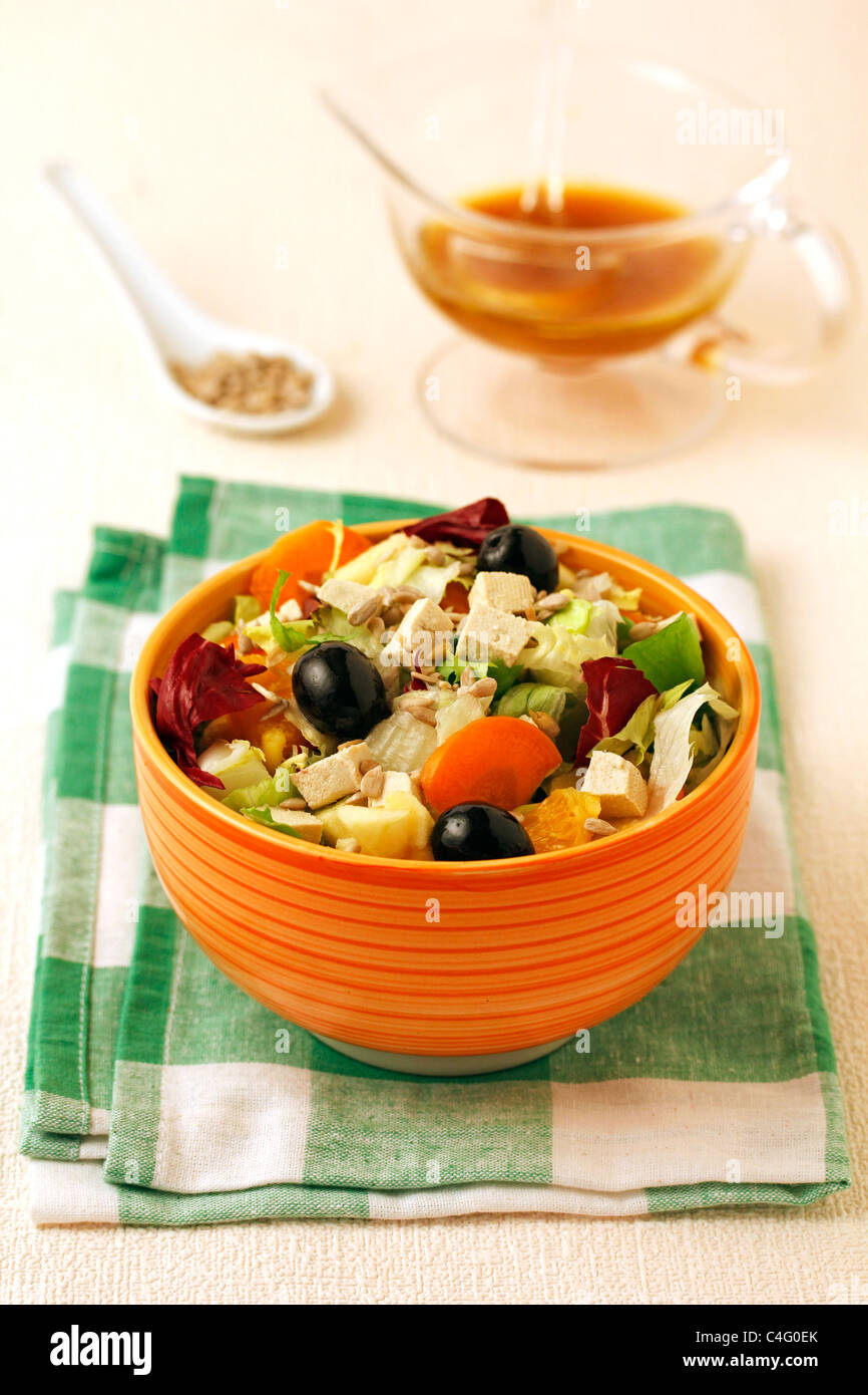 Salat mit Tofu und Sonnenblumenkernen. Rezept zur Verfügung. Stockfoto