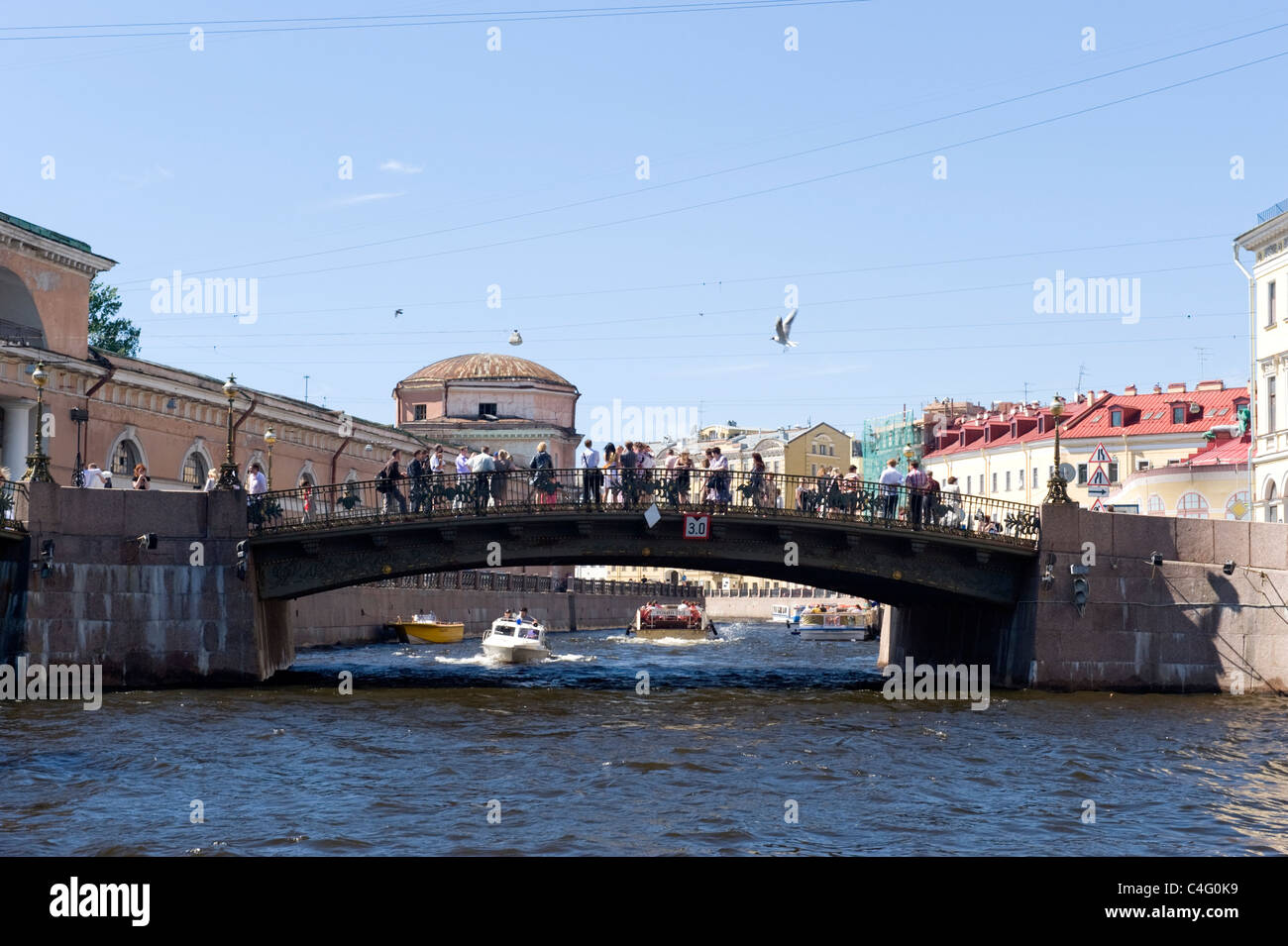 Russland, St. Petersburg, Moyka Kanal mit wenig stabile Brücke & touristischen Sightseeing Sportboote, Boote oder Schiffe Stockfoto