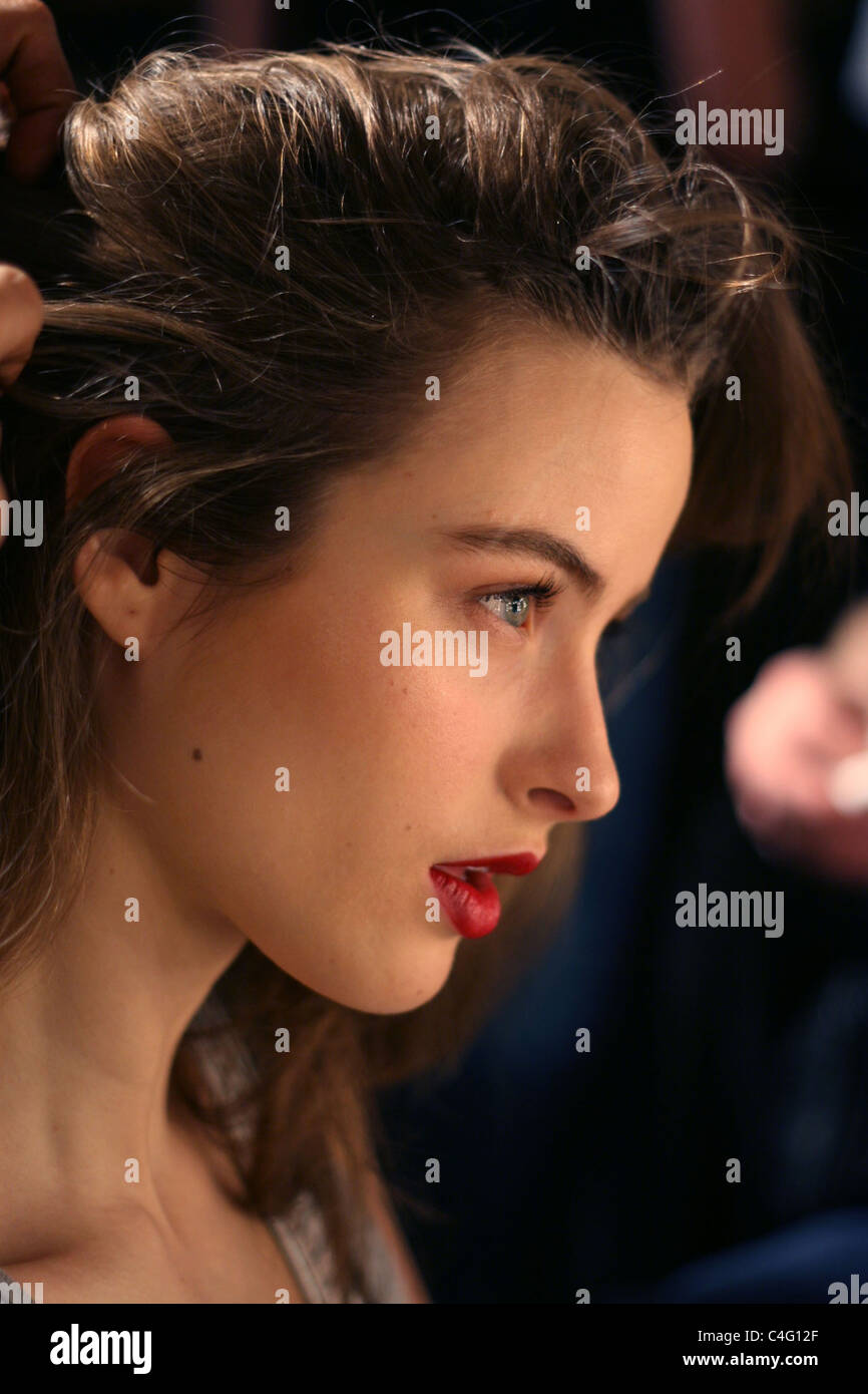 Model backstage bei der London Fashion Week, Somerset House. 22. Februar 2011. Stockfoto