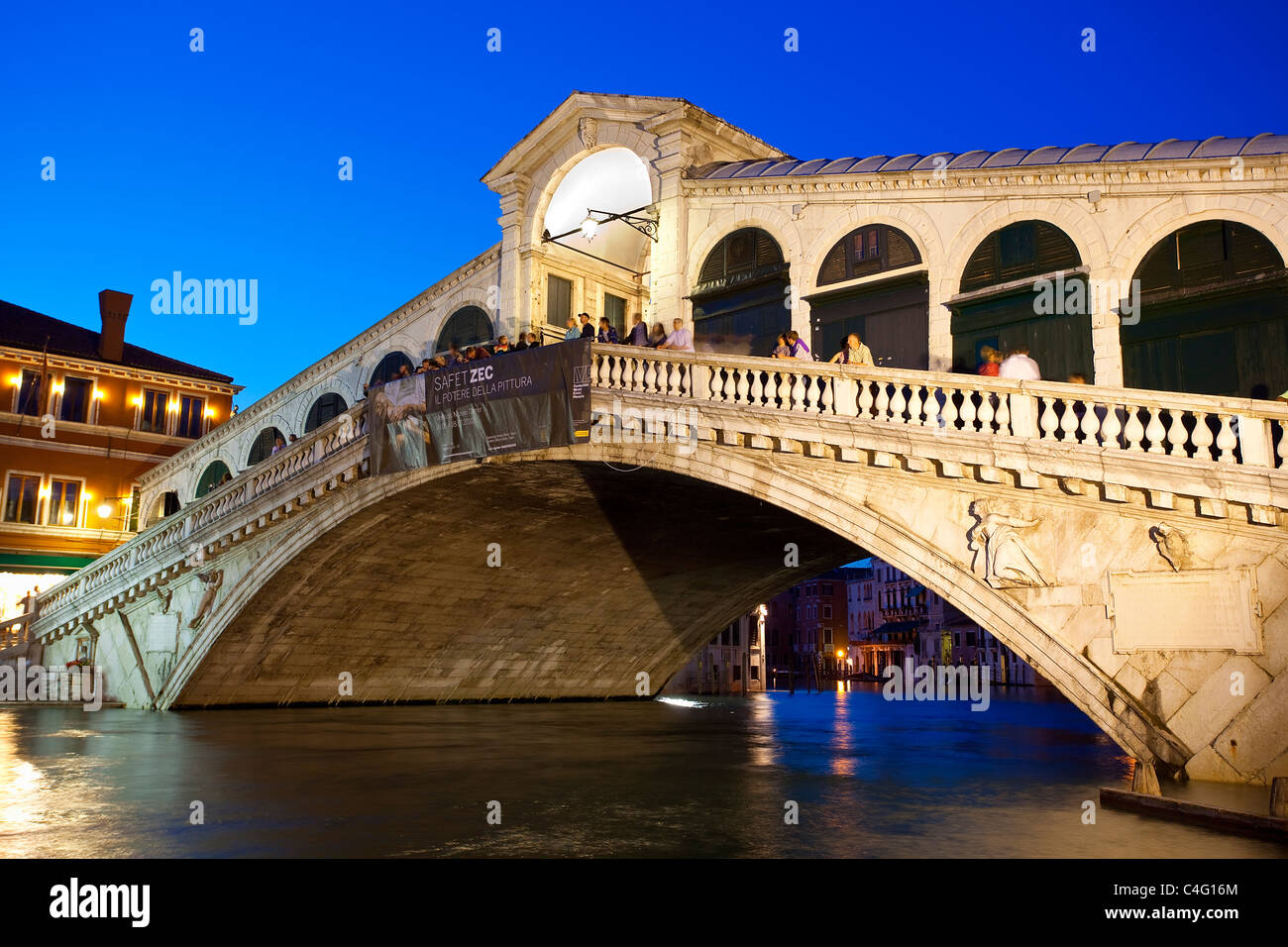 Venedig, die Rialto-Brücke in der Abenddämmerung Stockfoto