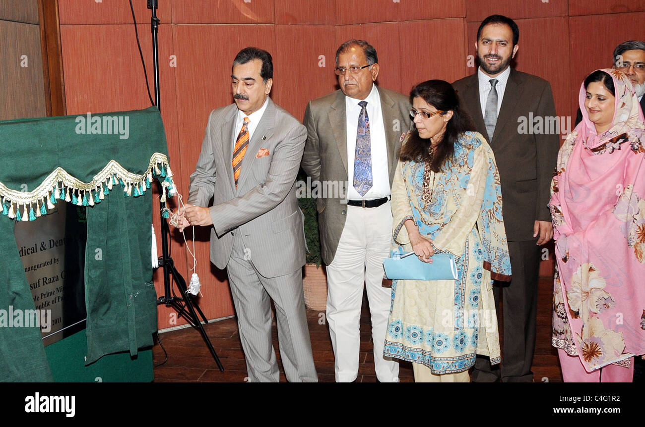 Herr Ministerpräsident, Syed Yousuf Raza Gilani enthüllt Gedenktafel zur Einweihung der Bundesrepublik Medical and Dental College gelegentlich Stockfoto