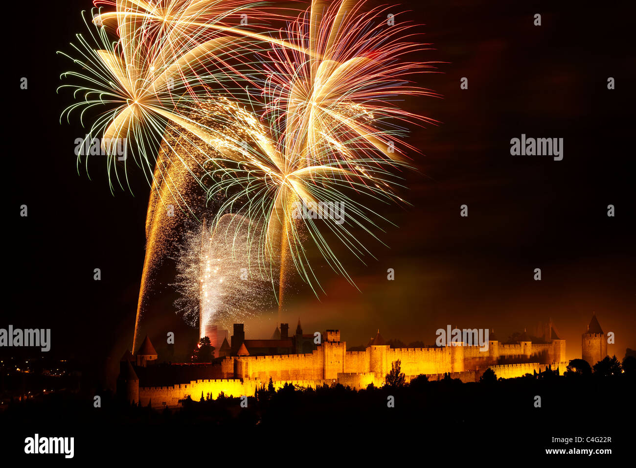 Nationalfeiertag Feuerwerk über Carcassonne, Aude, Languedoc-Roussillon, Frankreich Stockfoto