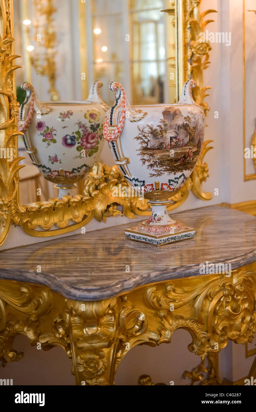 Barocke Catherine Palast gebaut 1721 verwandelt die Zarin Elisabeth Puschkin in Zarskoje Selo Esszimmer urn Vase verzierten Spiegel Stockfoto