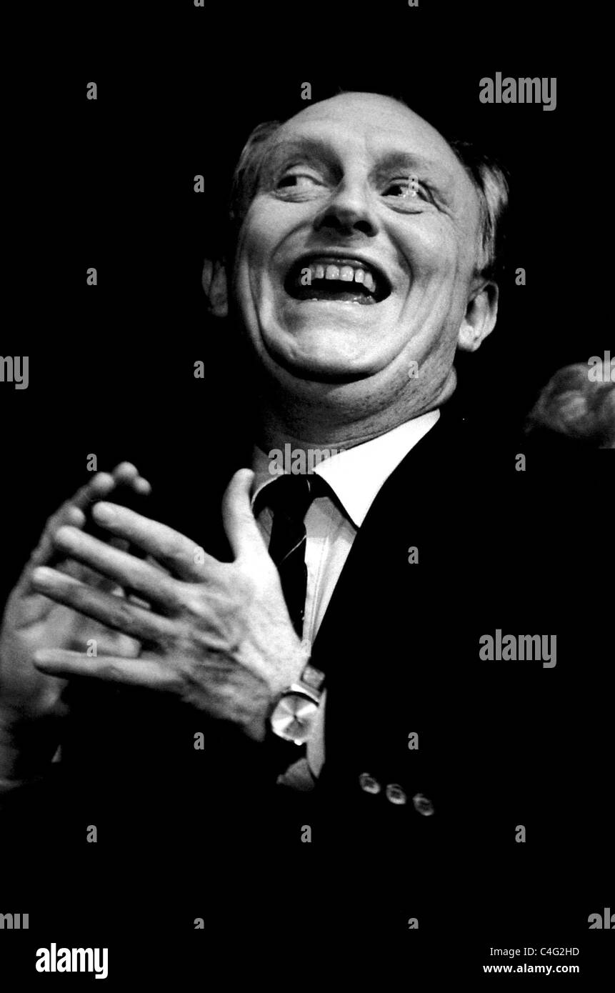 Labour Parteichef Neil Kinnock auf der Bühne The Corn Exchange Brighton bei ihrem Parteitag Foto 1987 Stockfoto