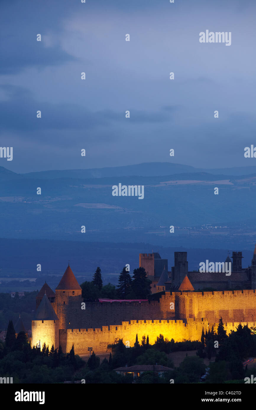 Carcassonne in der Abenddämmerung, Aude, Languedoc-Roussillon, Frankreich Stockfoto