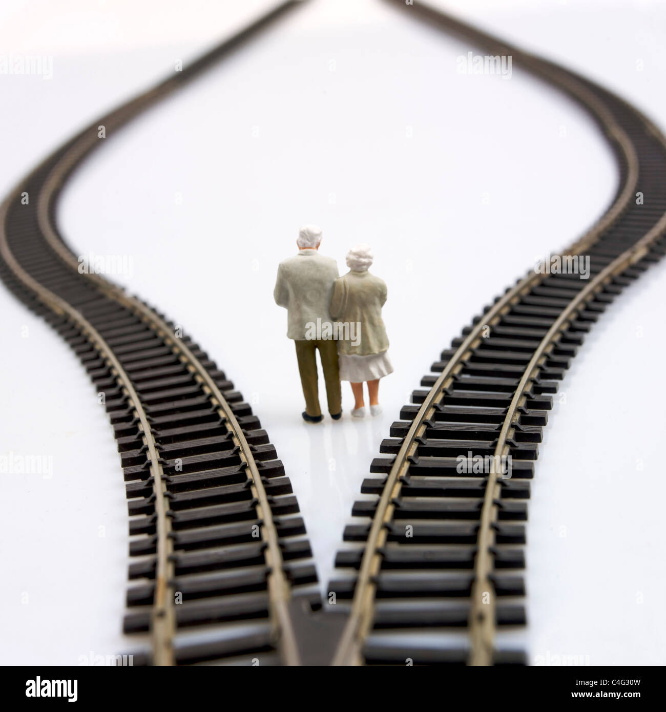 Alte Paar auswählen, welche Richtung/Leben/Wahl, zukünftige Entscheidungen Konzept Stockfoto