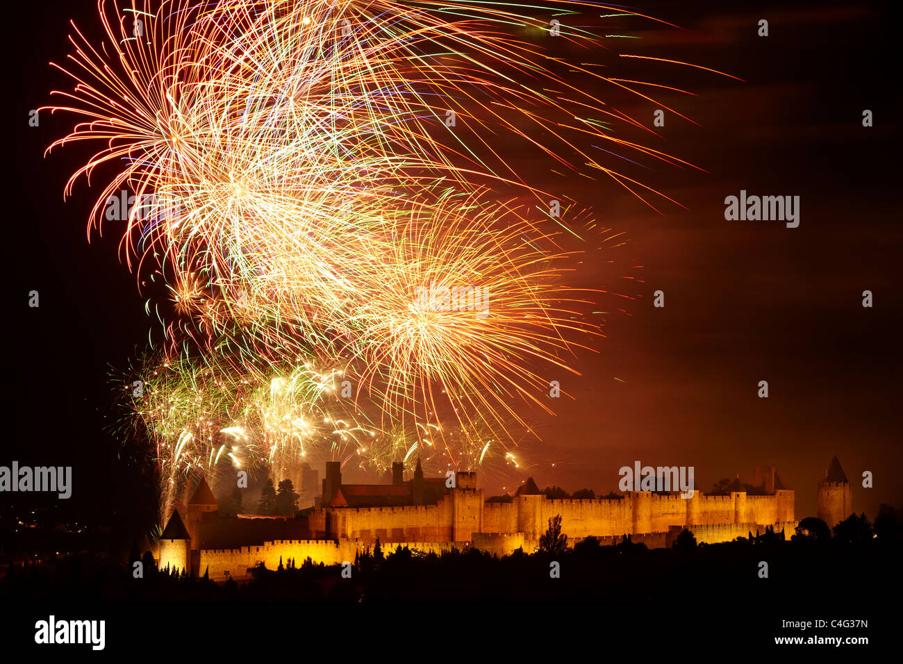 Nationalfeiertag Feuerwerk über Carcassonne, Aude, Languedoc-Roussillon, Frankreich Stockfoto