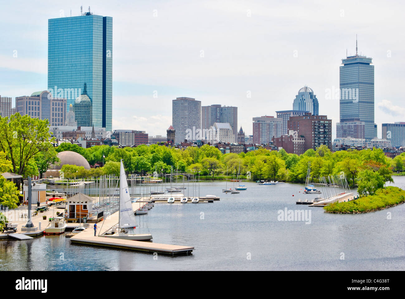 Blick auf die Skyline von Boston mit modernen Gebäuden und Charles River. Stockfoto