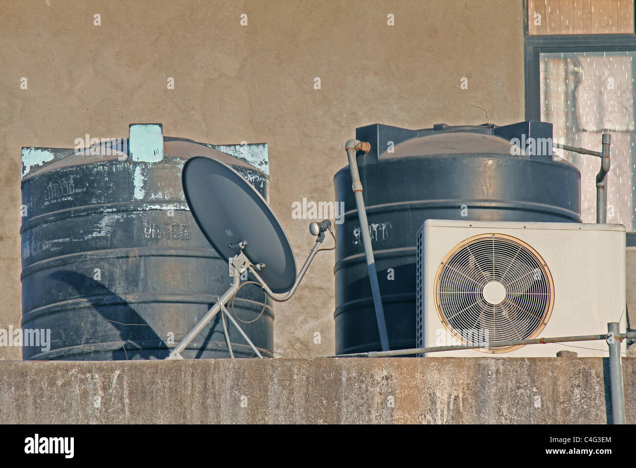 Kunststoff aus Wassertanks auf ein Gebäude, Indien Stockfoto