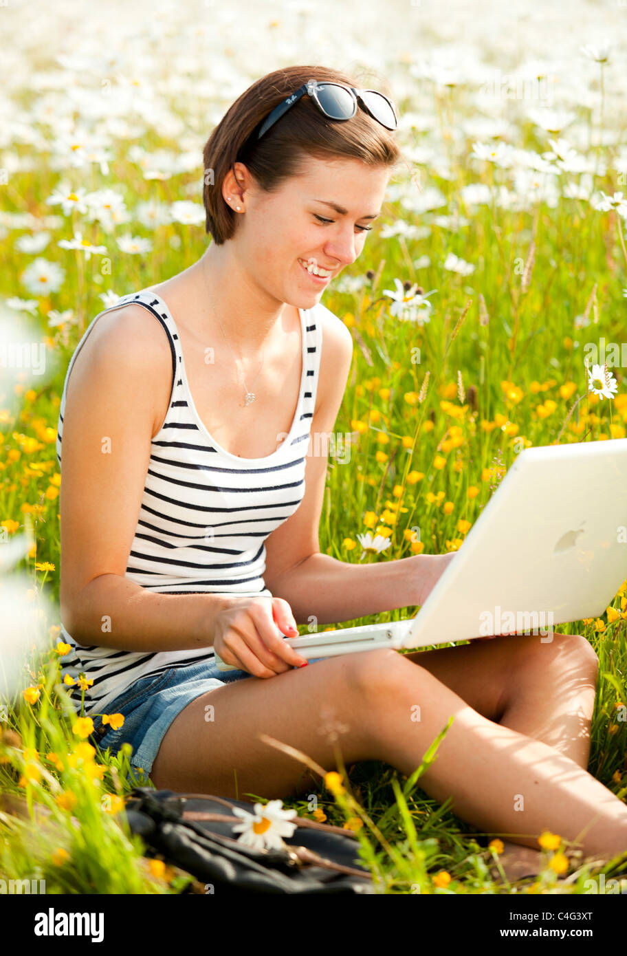 Mädchen arbeiten im Freien mit laptop Stockfoto