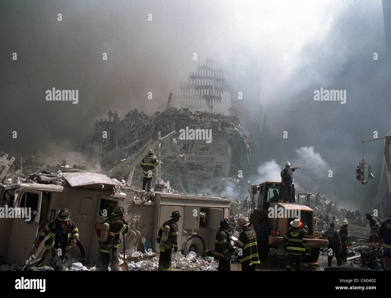 World Trade Center Feuer / Terrorismus 11. September 2001. Einsatzkräfte außerhalb One WTC. (© Richard B. Levine) Stockfoto