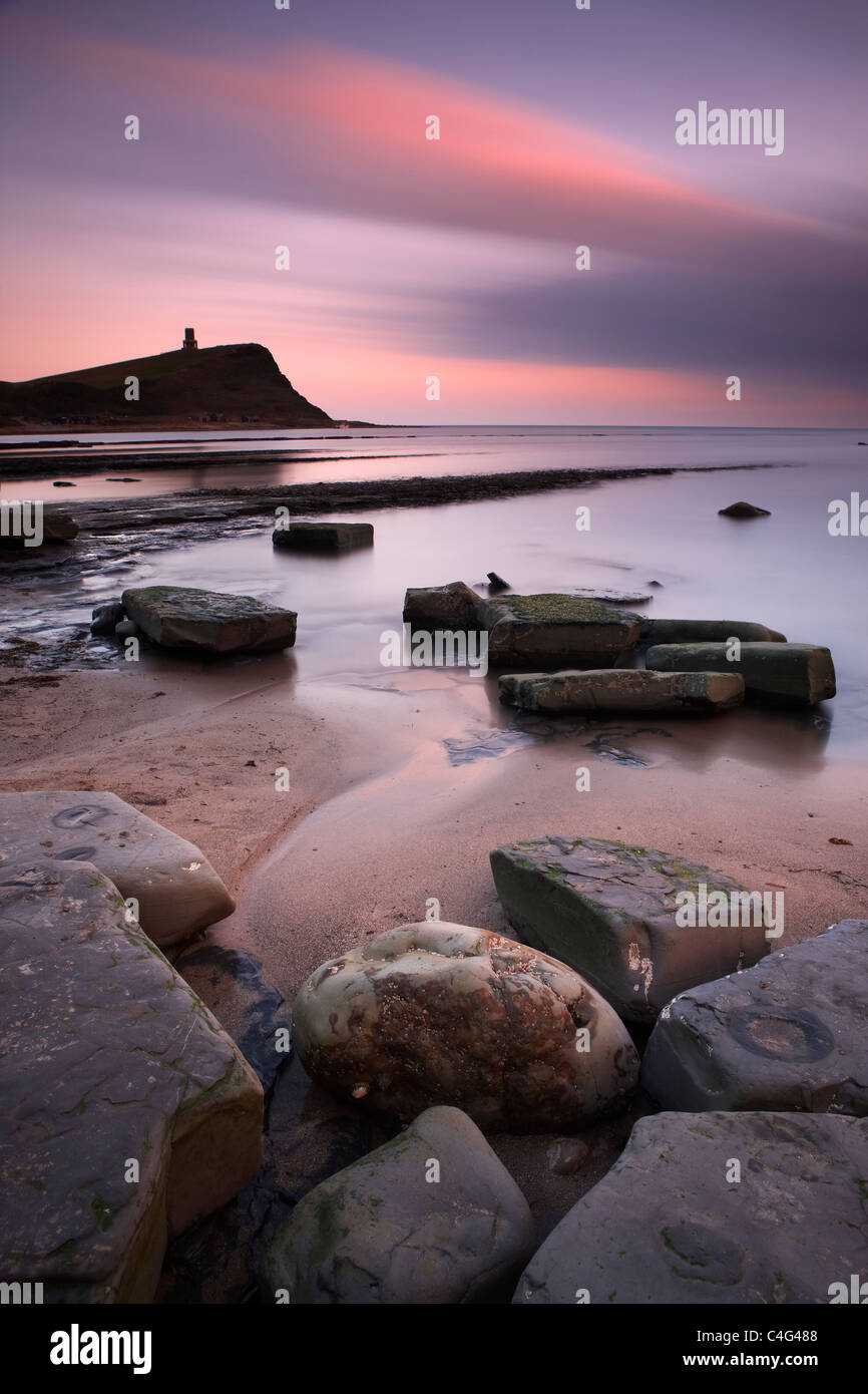 Kimmeridge Bucht mit Clavell Tower an der Dämmerung, Jurassic Coast, Dorset, England Stockfoto