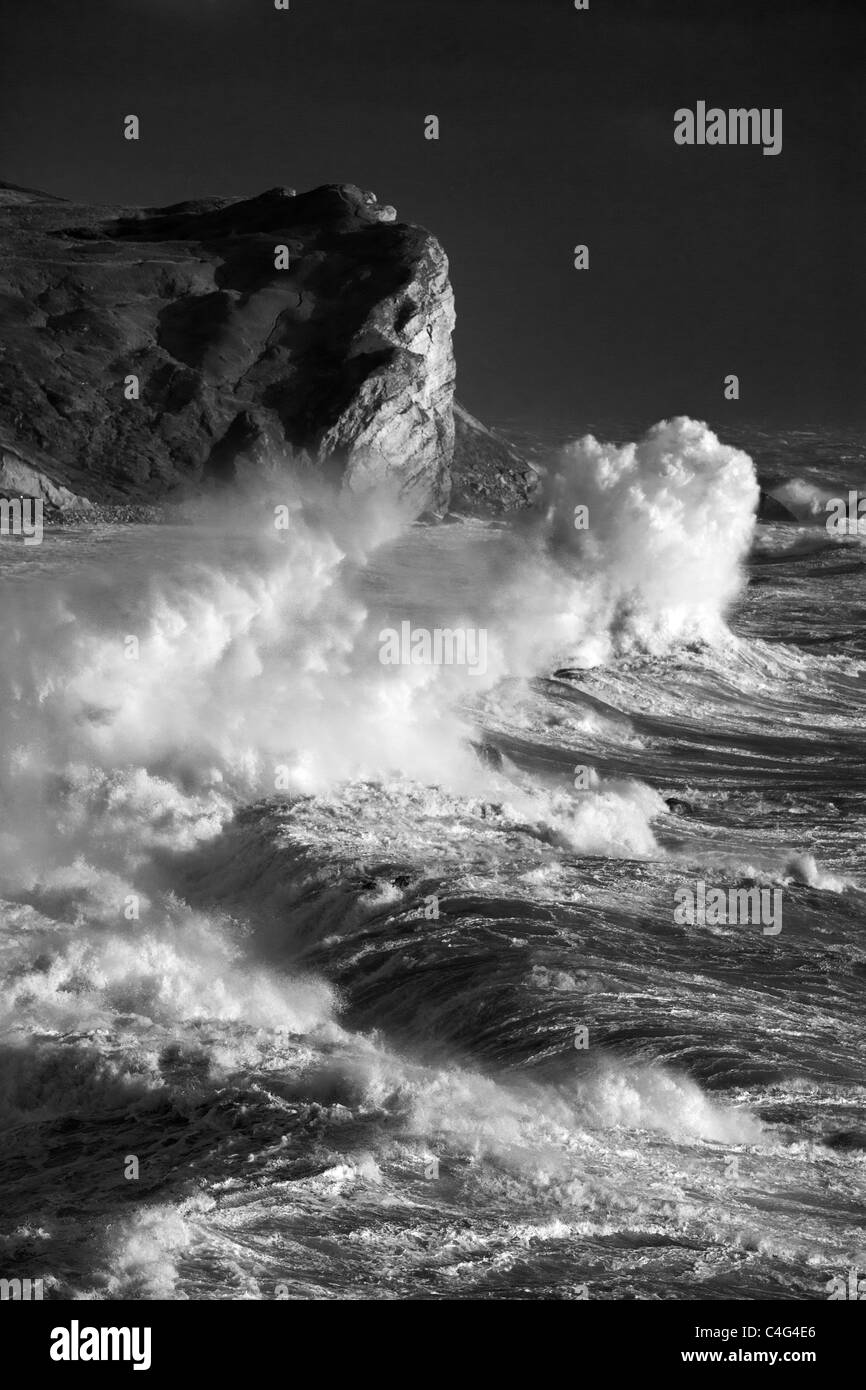 Wellen brechen sich an Mann O Bay, Jurassic Coast, Dorset, England Stockfoto