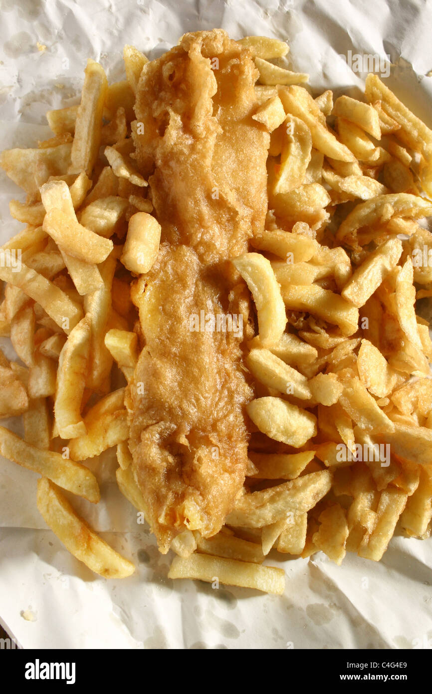 Battered Fish &amp; Chips in Papier, eine traditionelle britische Favorit. Stockfoto