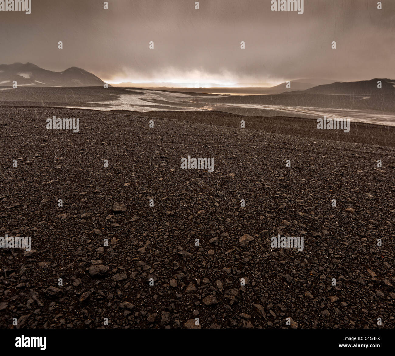 Schlechtes Wetter mit Hagel und Regen auf Asche gefüllt Gletscherlandschaft, Vulkanausbruch Grimsvötn, Island Stockfoto