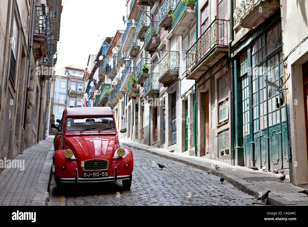 Citroen 2CV auf einer alten Straße in Porto, Porto, Portugal Stockfoto