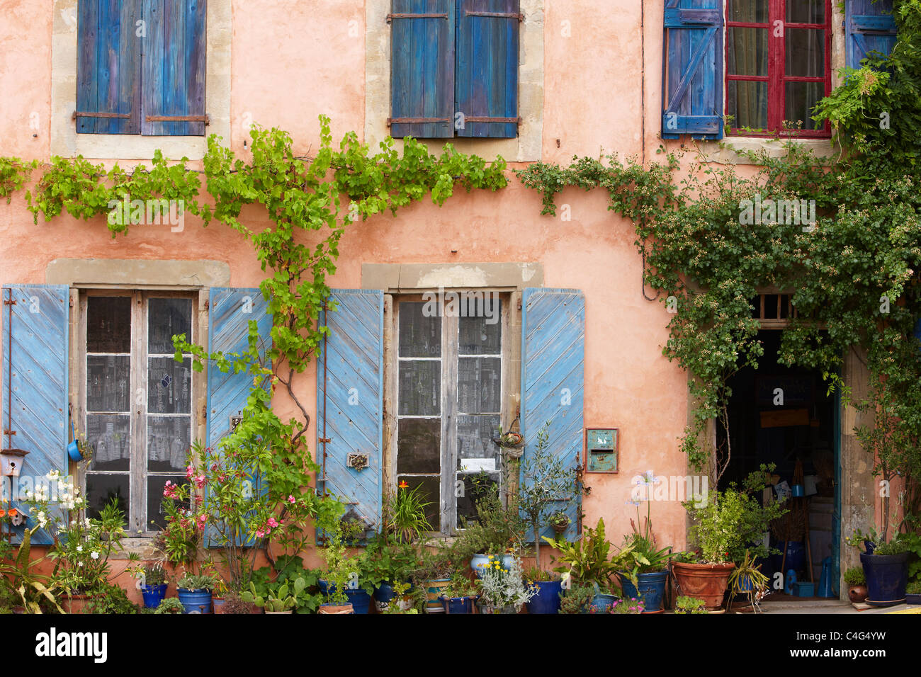 Windows in Saint-Félix-Lauragais, Haute-Garonne, Midi-Pyrenäen, Frankreich Stockfoto