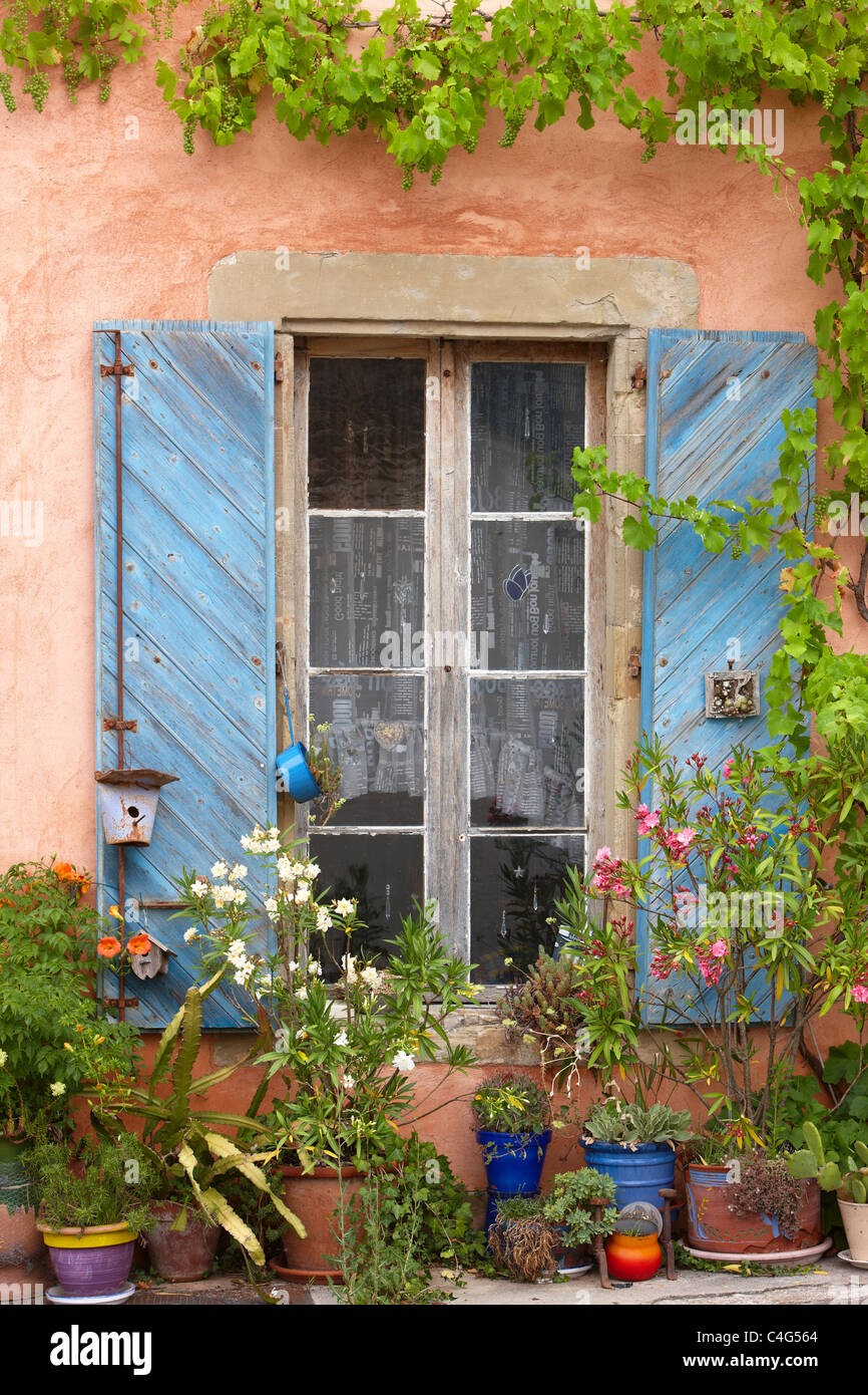 einem Fenster in Saint-Félix-Lauragais, Haute-Garonne, Midi-Pyrenäen, Frankreich Stockfoto