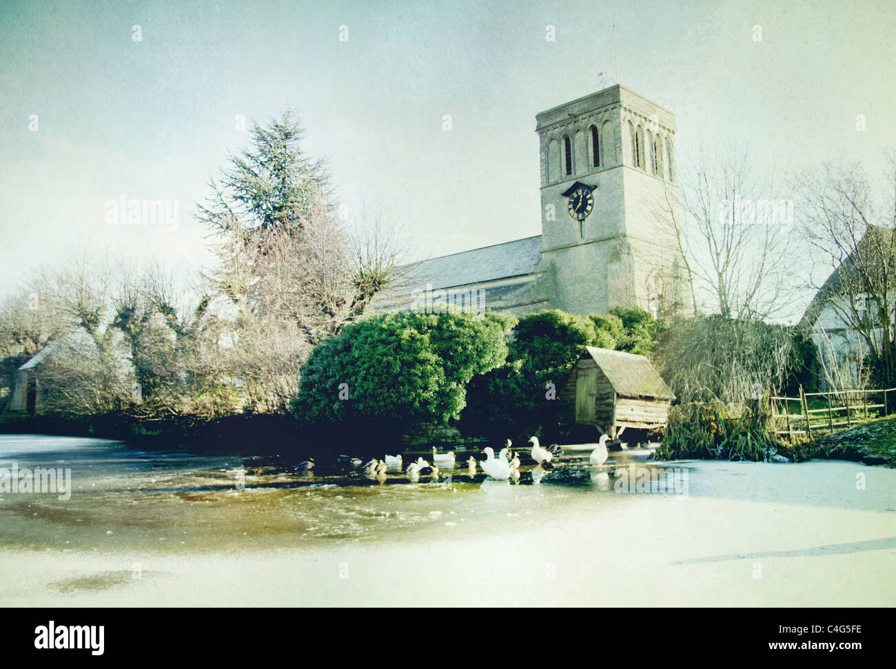 Kirche in Haddenham mit gefrorenen Teich Stockfoto