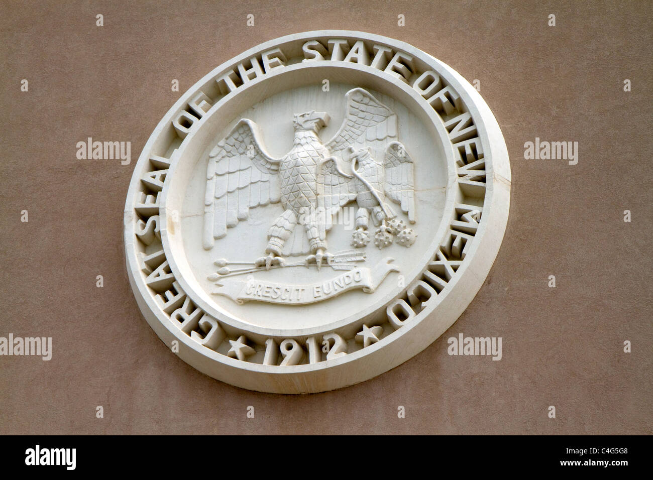 Steinbildhauerei von Staatssiegel auf der New Mexico State Capitol Gebäude befindet sich in Santa Fe, New Mexico, USA. Stockfoto