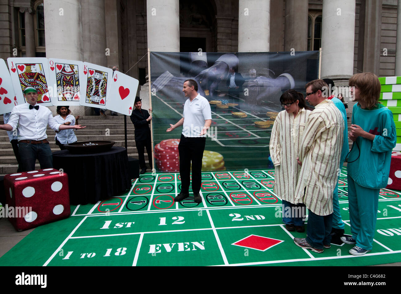 Robin-Hood-Steuer Aktivisten heute richten Sie einen riesigen Roulette-Tisch in der City of London zum protest gegen Banker Stockfoto