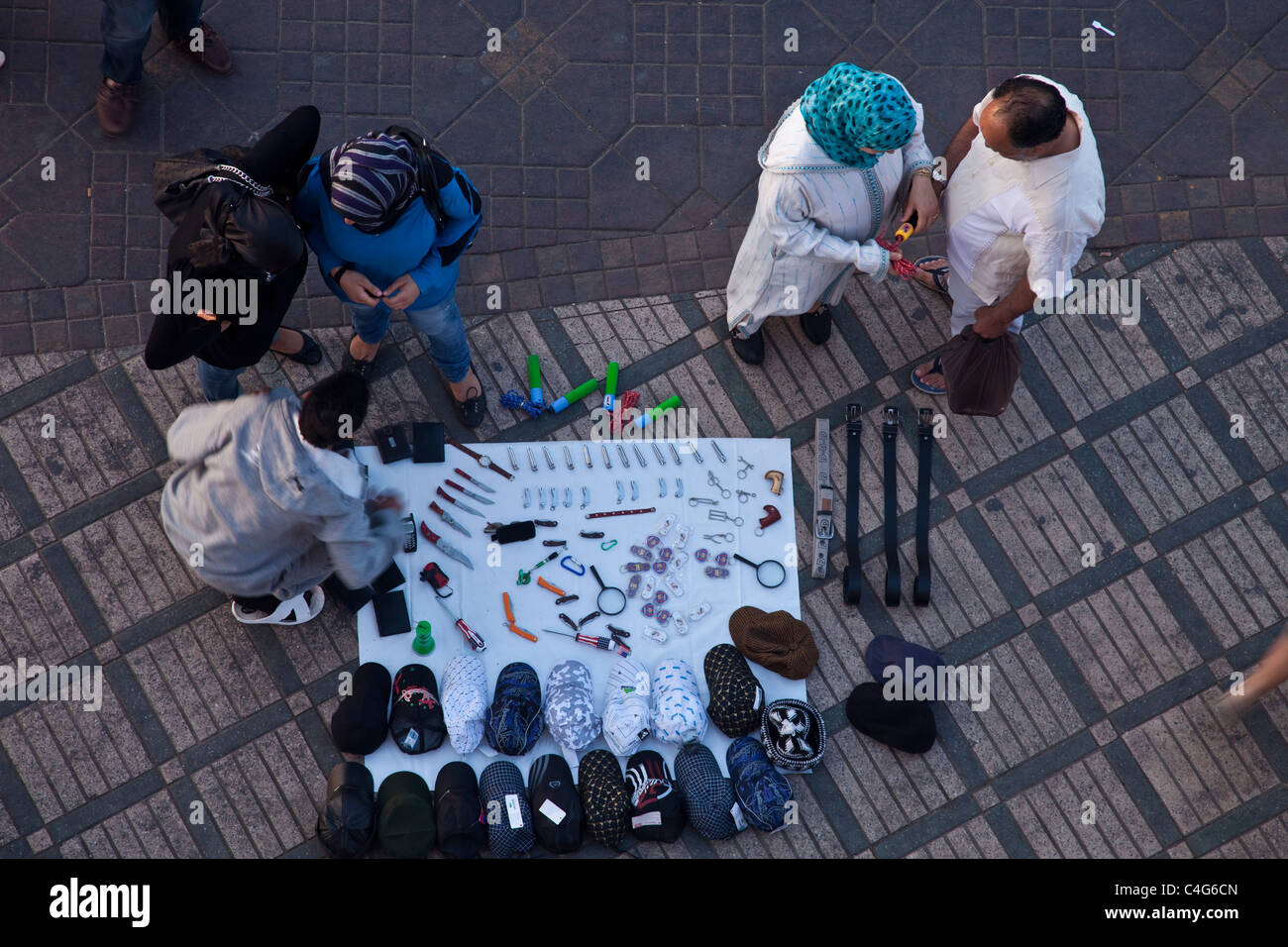 Mann mit Souvenirs, Djemaa al Fna entfernt, Marrakesch, Marokko Stockfoto
