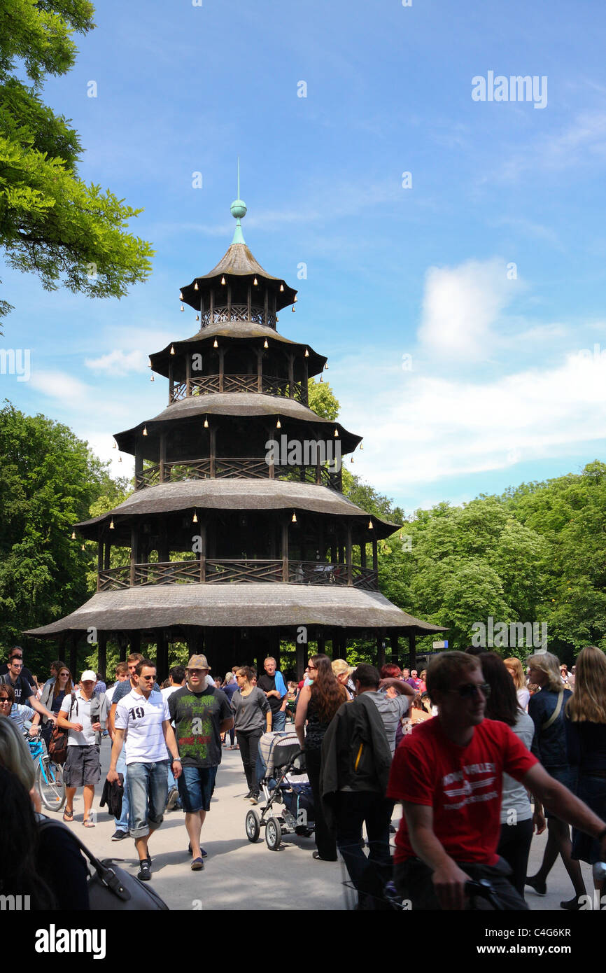 Biergarten am chinesischen turm im englischen garten Fotos und