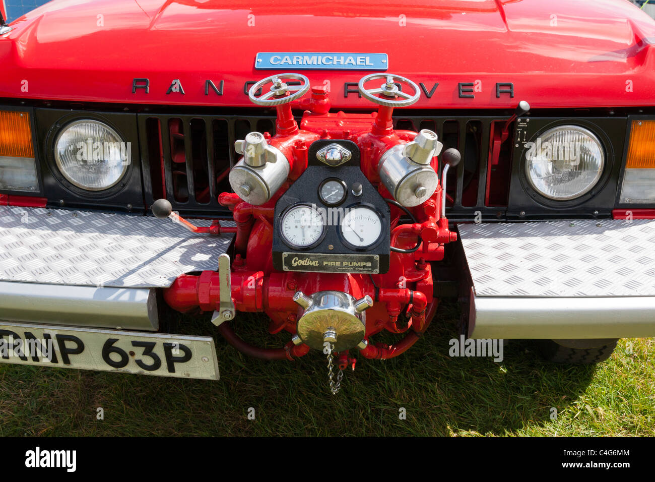 Range Rover Feuerwehrauto Vorderansicht mit Godiva Feuerlöschpumpe Stockfoto