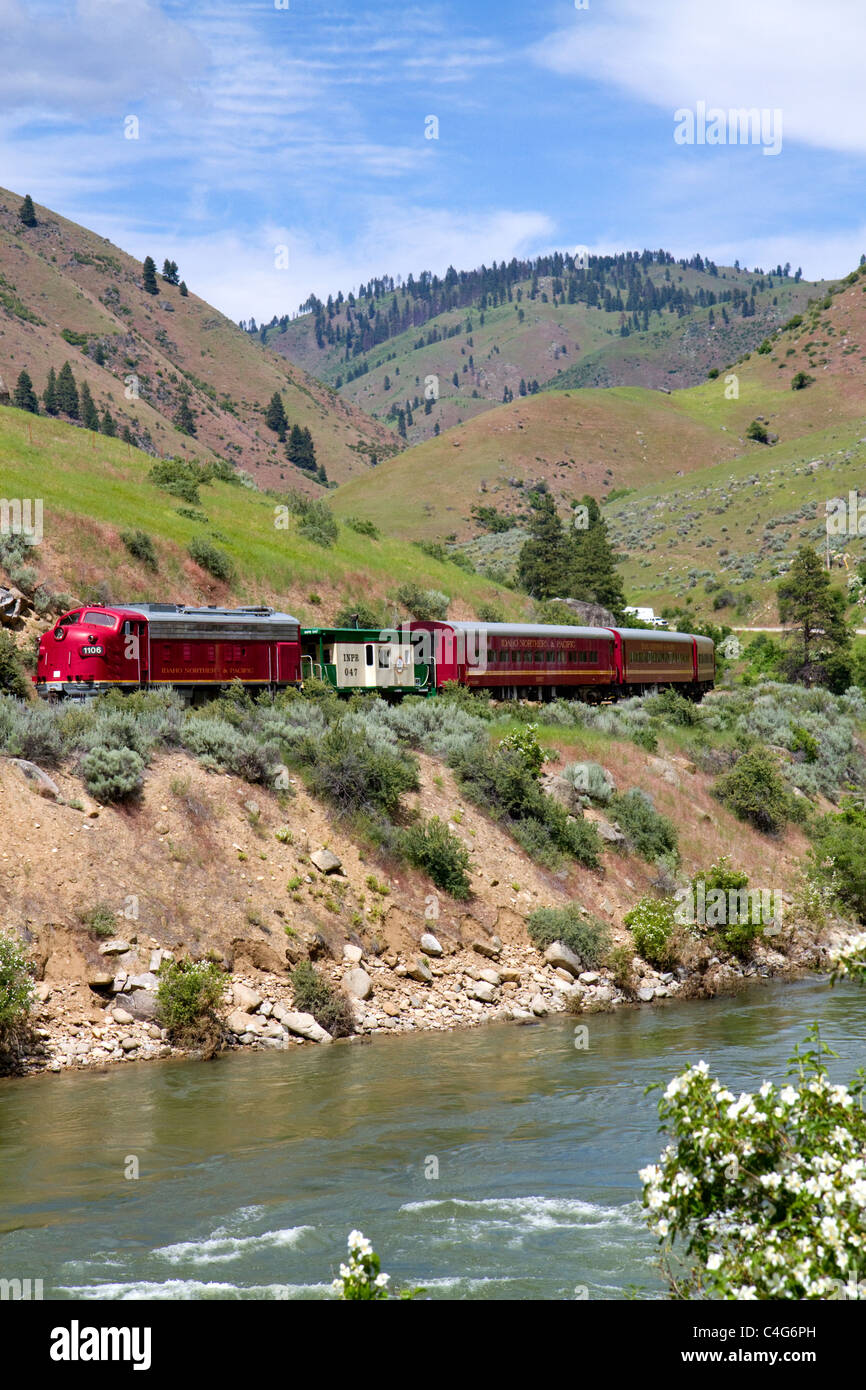 Die Thunder Mountain Linie malerischen touristischen Zug reisen entlang der Payette River zwischen Horseshoe Bend und Banken, Idaho, USA. Stockfoto