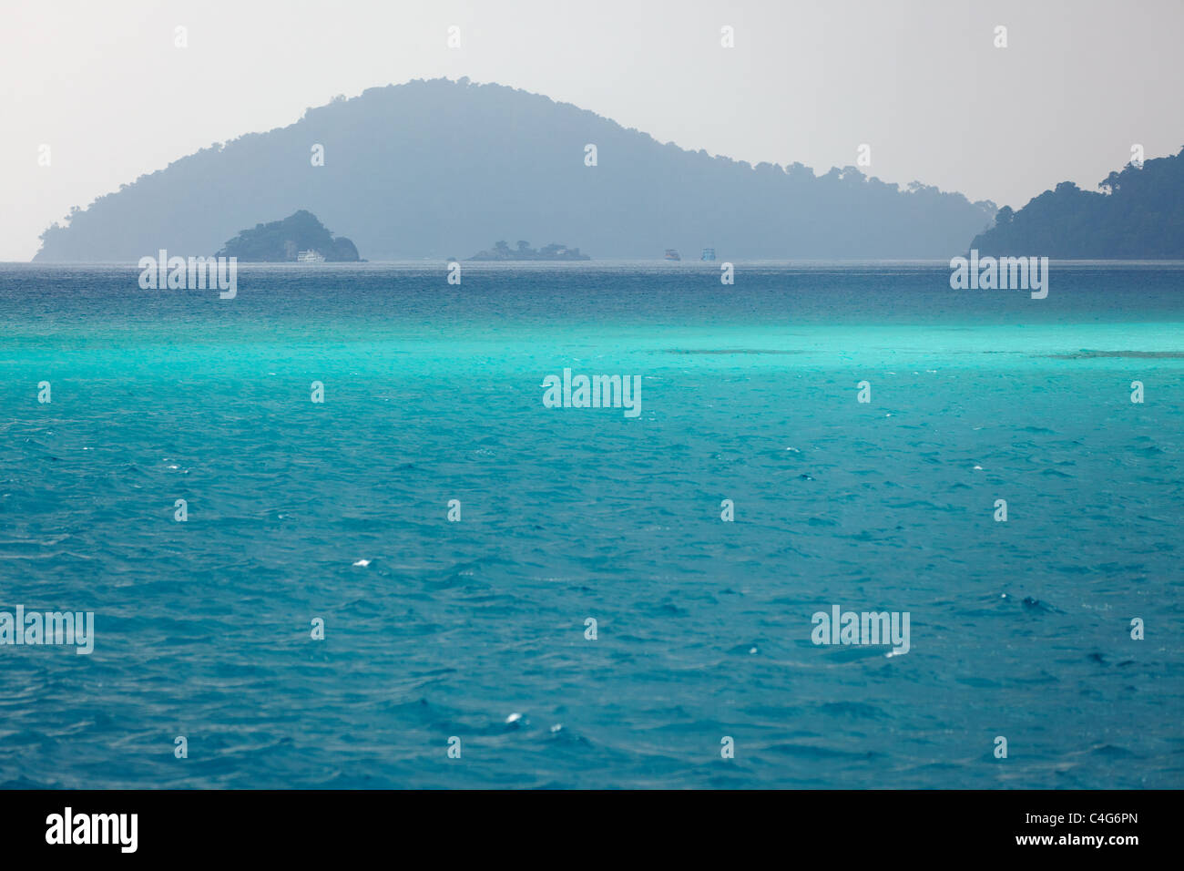 schöne Landschaft der Sonnenlicht-Effekt auf tropischen Meer, thailand Stockfoto