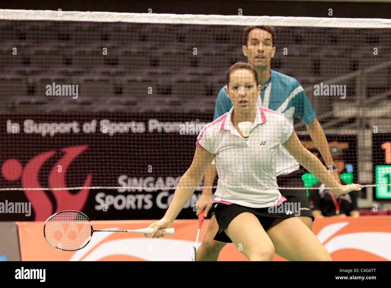 Jenny Wallwork und Nathan Robertson aus England im gemischten Doppel Runde 1 der Li-Ning Singapore Open 2011. Stockfoto