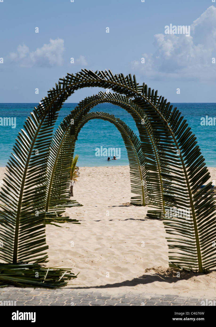Palm Leaf Tunnel am Strand in der Dominikanischen Republik, Caribbean. Stockfoto
