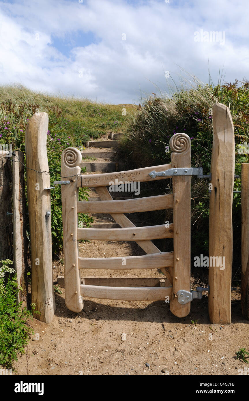 Malerische Holztor mit keltischen Schnitzereien zu Llanddwyn Island Newborough Anglesey Wales Cymru UK GB Stockfoto