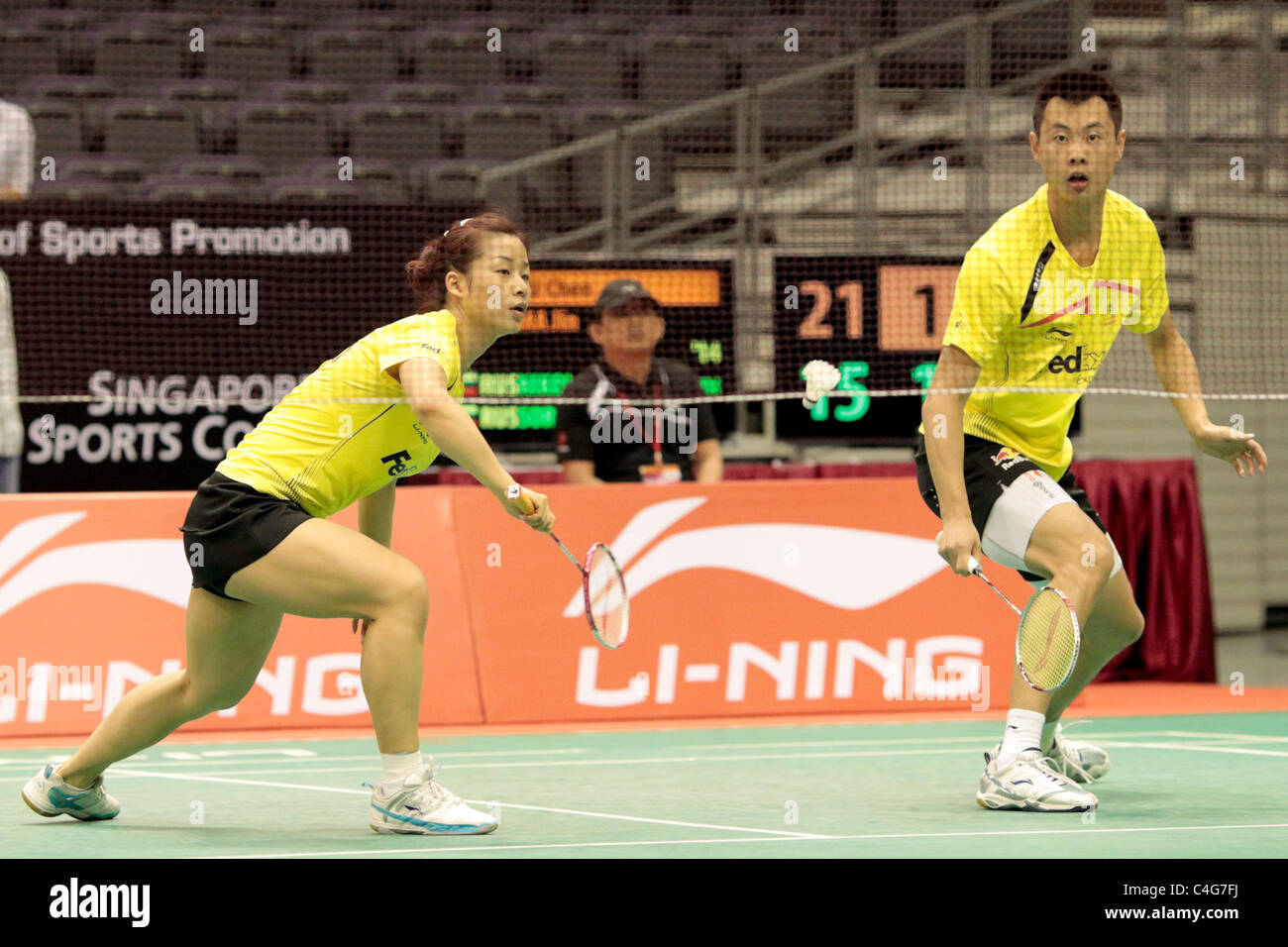 MA-Jin und Xu Chen von China während die Mixed-Doppel Runde 1 der Li-Ning Singapore Open 2011. Stockfoto