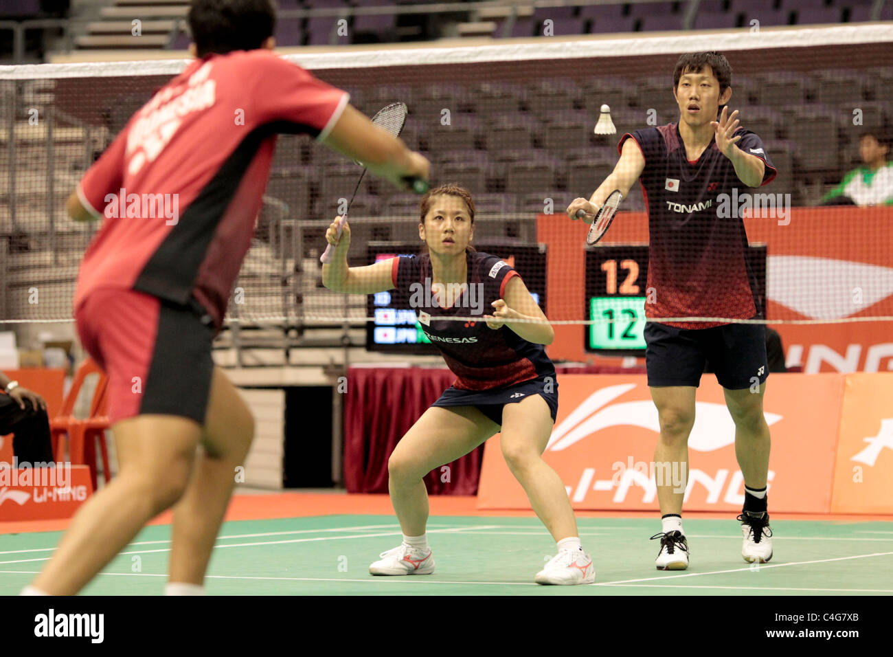 Hayakawa Kenichi und Misaki Matsutomo Japans während der Mixed-Doppel Runde 1 der Li-Ning Singapore Open 2011. Stockfoto