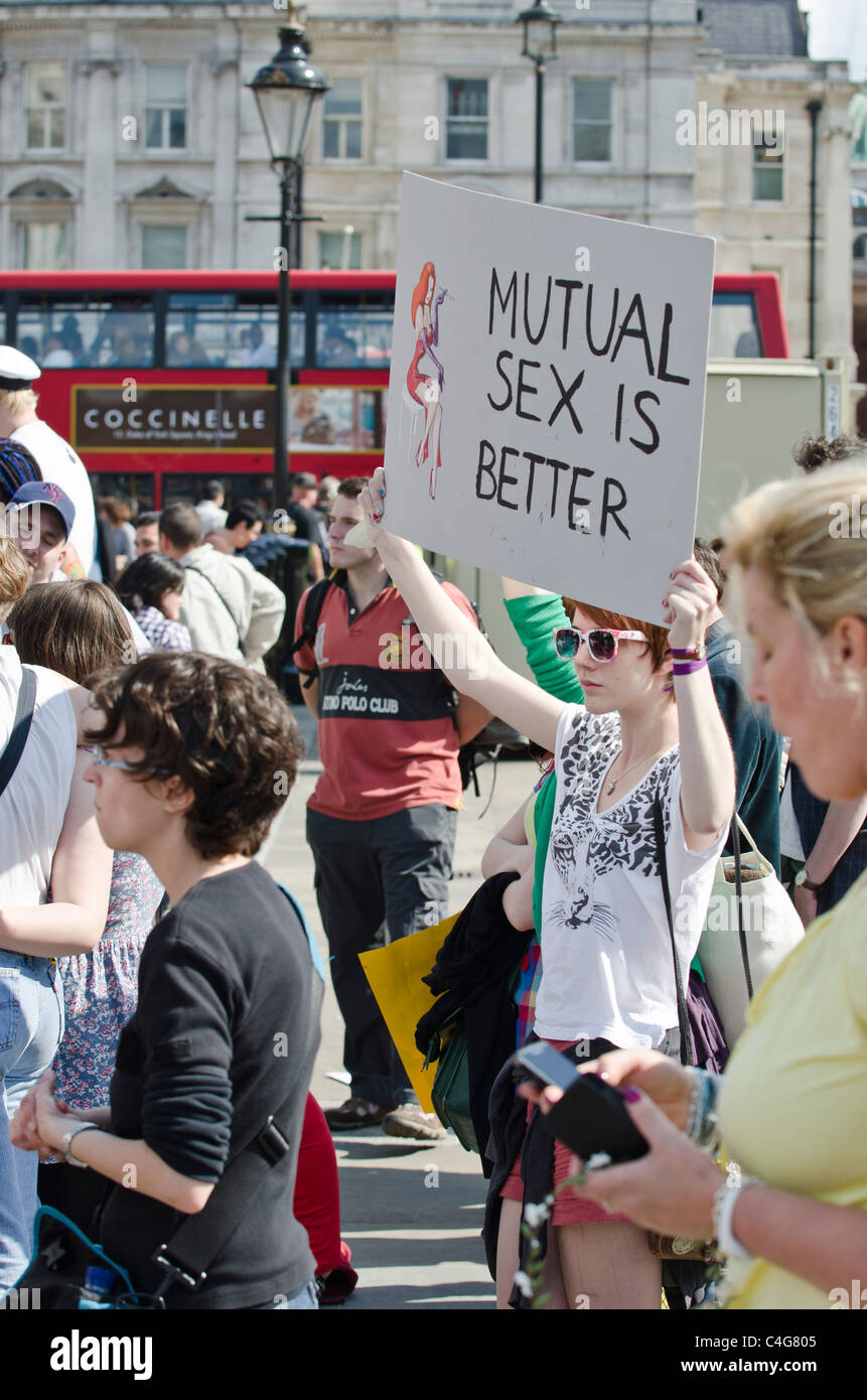 "Gegenseitige Sex ist besser" Plakat "Slutwalk" Protest gegen die Vergewaltigung 2011 Trafalgar Square in London. Stockfoto