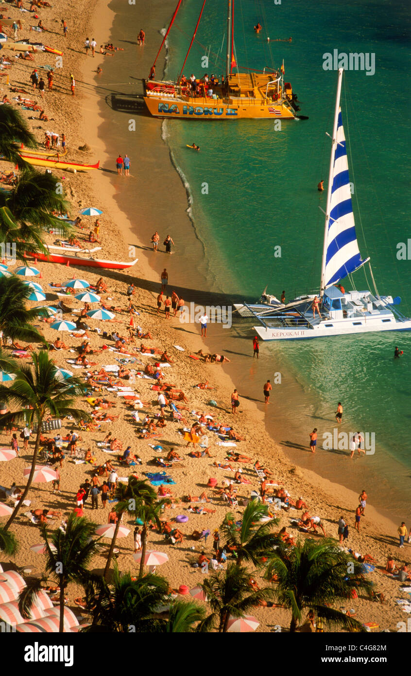 Waikiki Beach in Honolulu mit Katamaranen und Sonnenanbeter Stockfoto