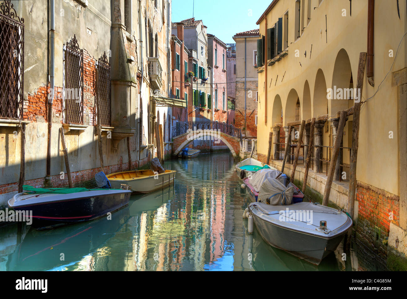 Boote auf kleinen Kanal zwischen alten alten Häusern in Venedig, Italien. Stockfoto