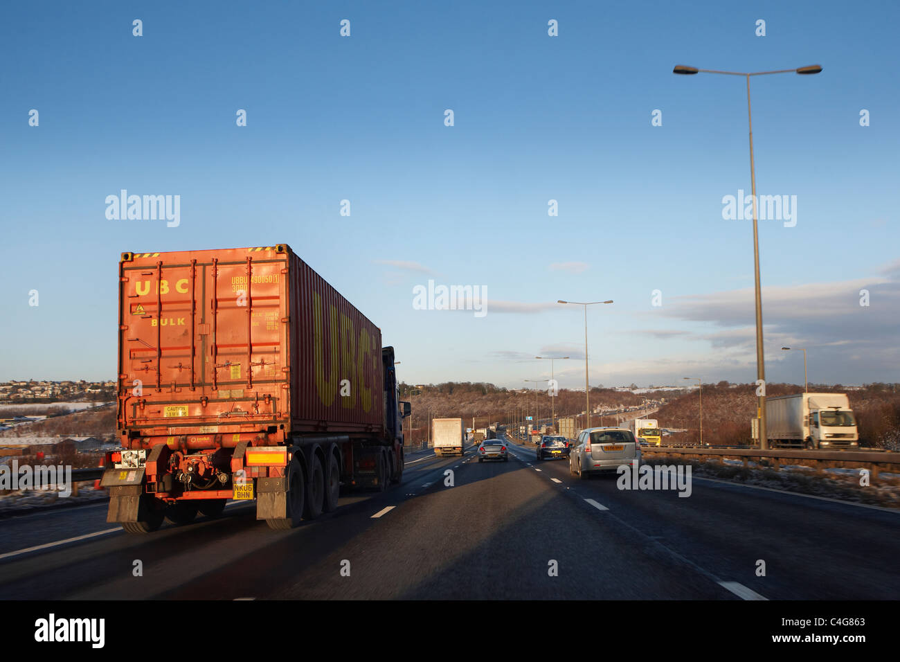 LKW-LKW-Container fahren auf Autobahn M62 Stockfoto