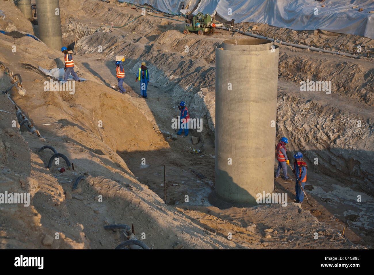 Abu Dhabi VAE Wohnsiedlung Abwasser Rohre Stockfoto