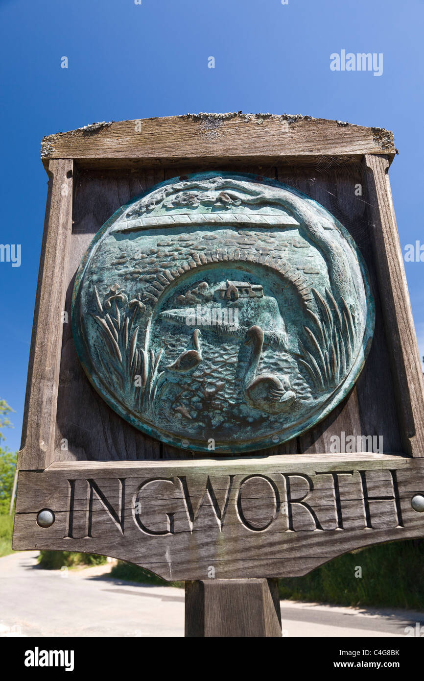 Das Dorf melden für Ingworth in North Norfolk, England, UK. Holzrahmen mit Metall-Inlay. Stockfoto
