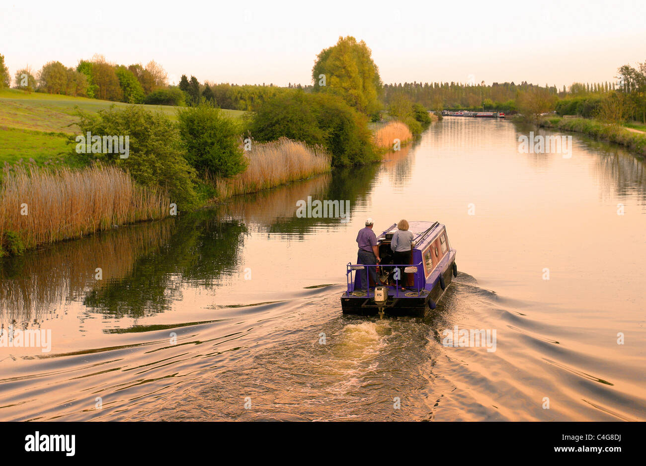 Schmale Boot auf dem Fluss Nene, Peterborough, Cambridgeshire, Großbritannien. Stockfoto