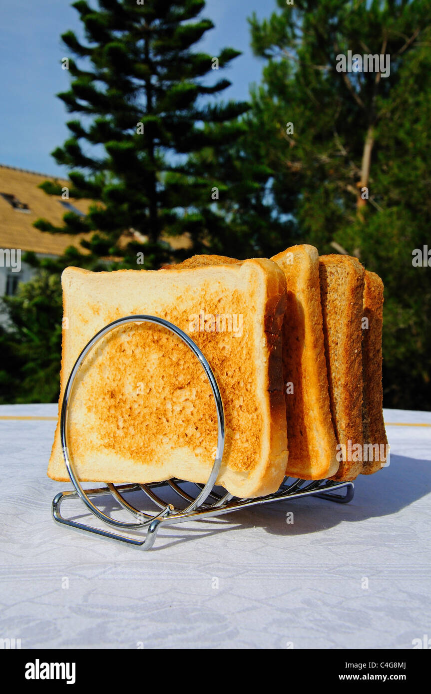 Vier Scheiben Toast in einem gewendelten Toast Rack. Stockfoto