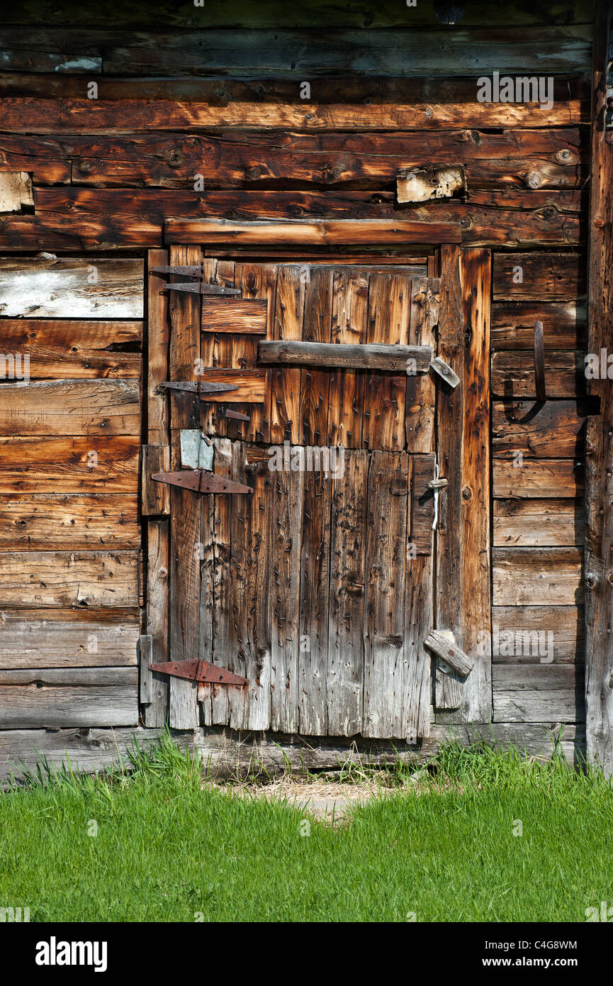 Tür von einer alten verwitterten hölzernen Scheune, Port-au-Persil, Charlevoix, Quebec, Kanada. Stockfoto