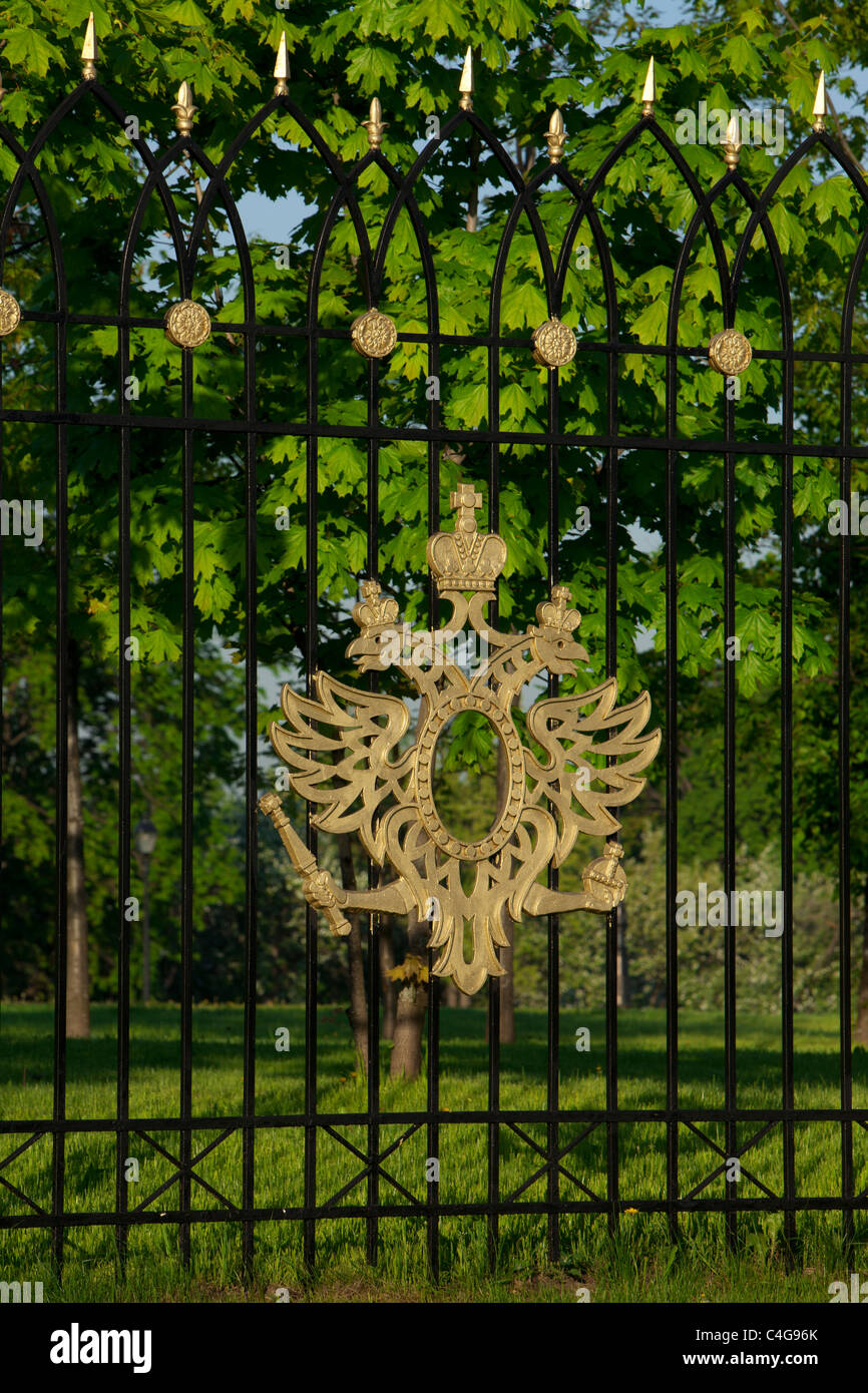 Das Wappen von Russland über den Zaun des 18. Jahrhunderts Neugotische (Gothic Revival) Tsaritsyno Palast in Moskau, Russland Stockfoto