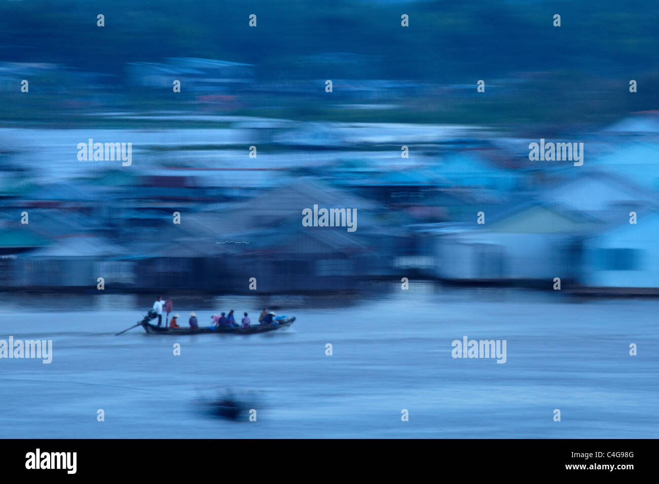 ein Boot auf dem Fluss Nr. Cau Doc bei Dämmerung, Mekong-Delta, Vietnam beladen Stockfoto