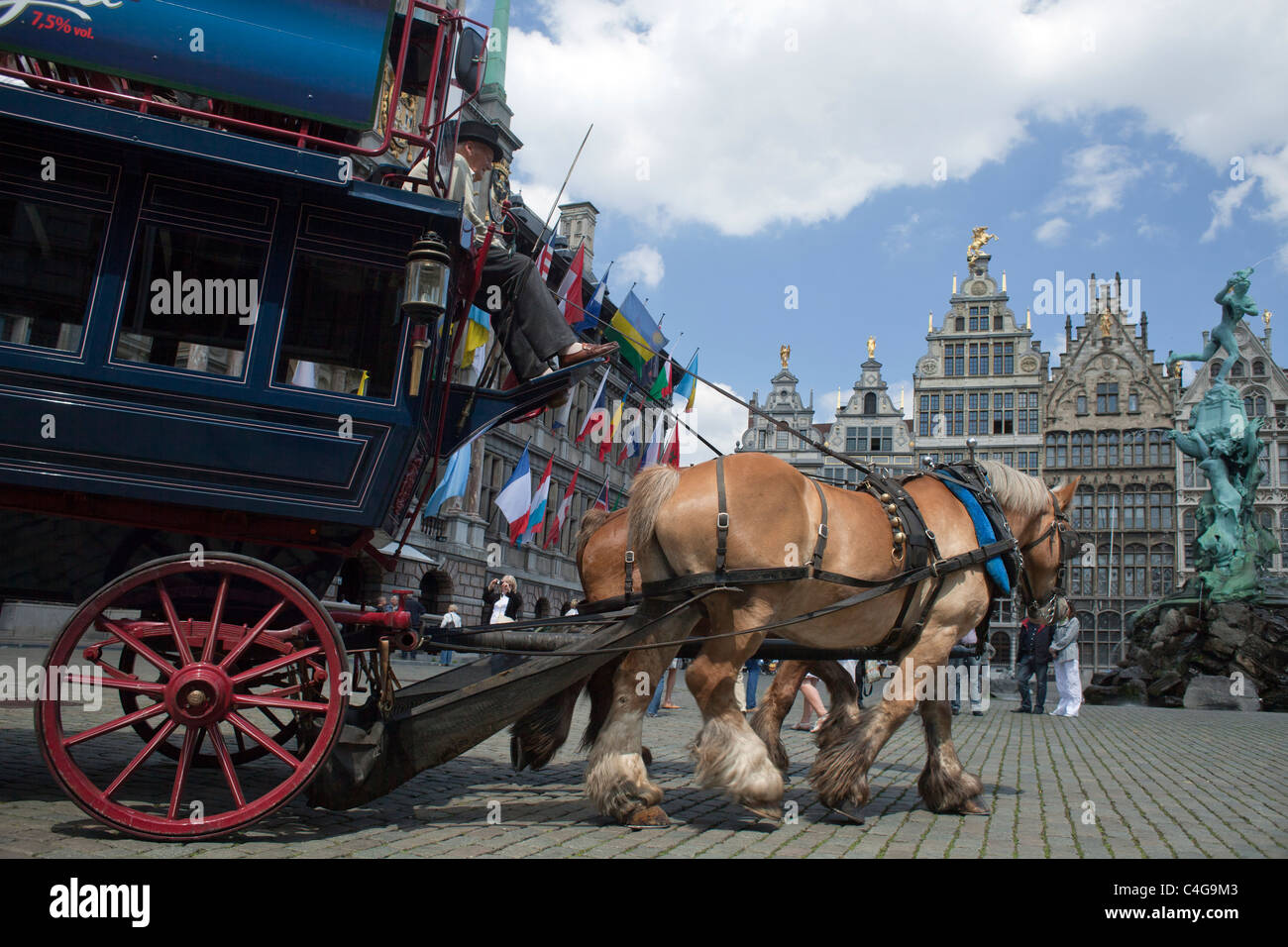 die Grand Place Antwerpen mit touristischen Citytrip mit Pferden Stockfoto