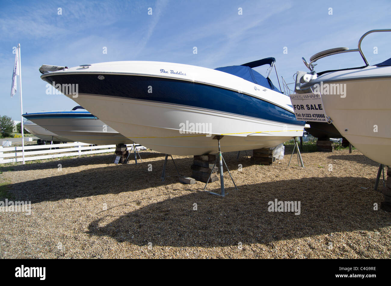 Luxus-Boote und Schnellboote zum Verkauf an Sovereign Harbour Eastbourne East Sussex England Stockfoto