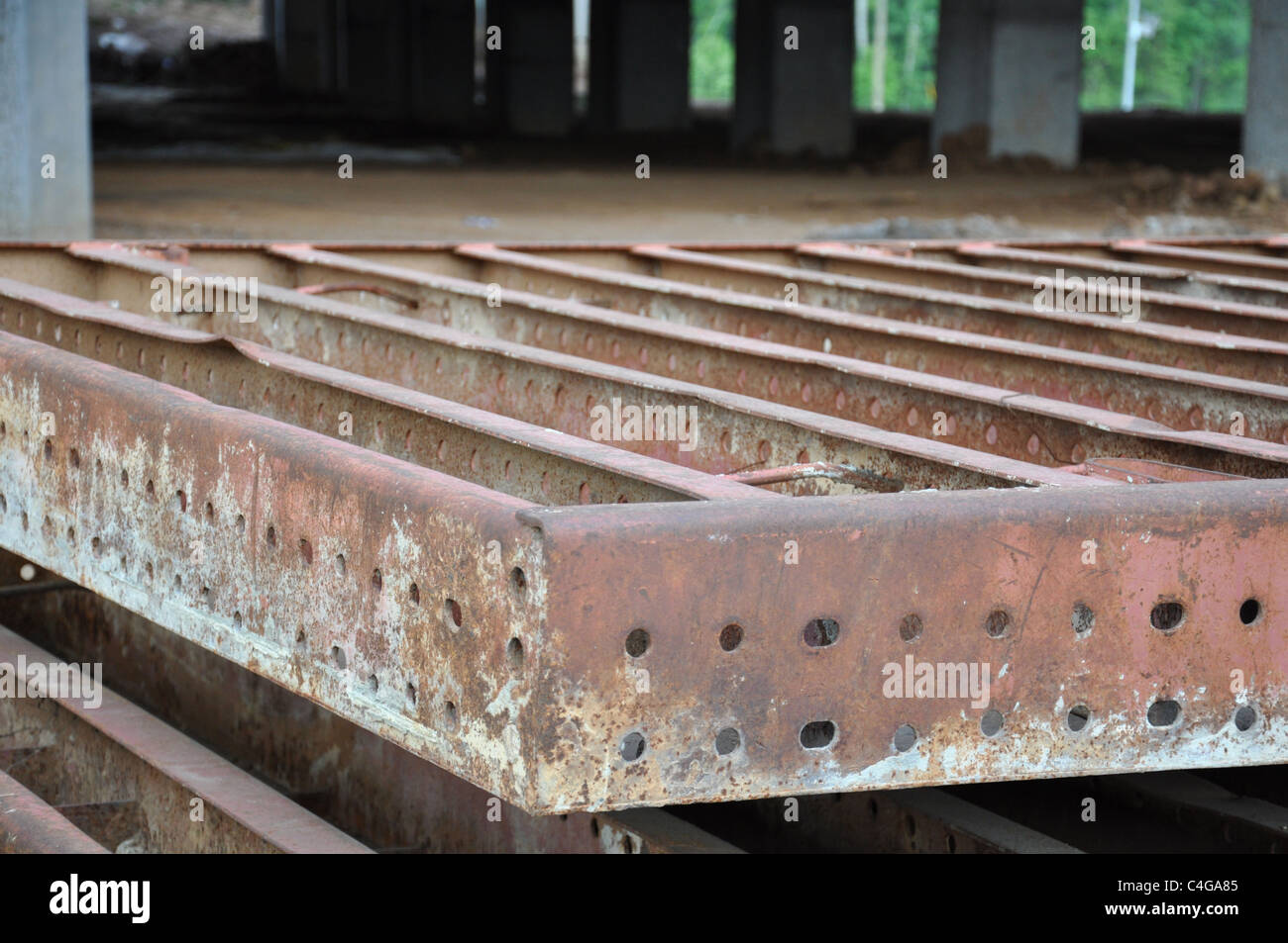 verrostete Tragkonstruktion auf einer Baustelle Stockfoto