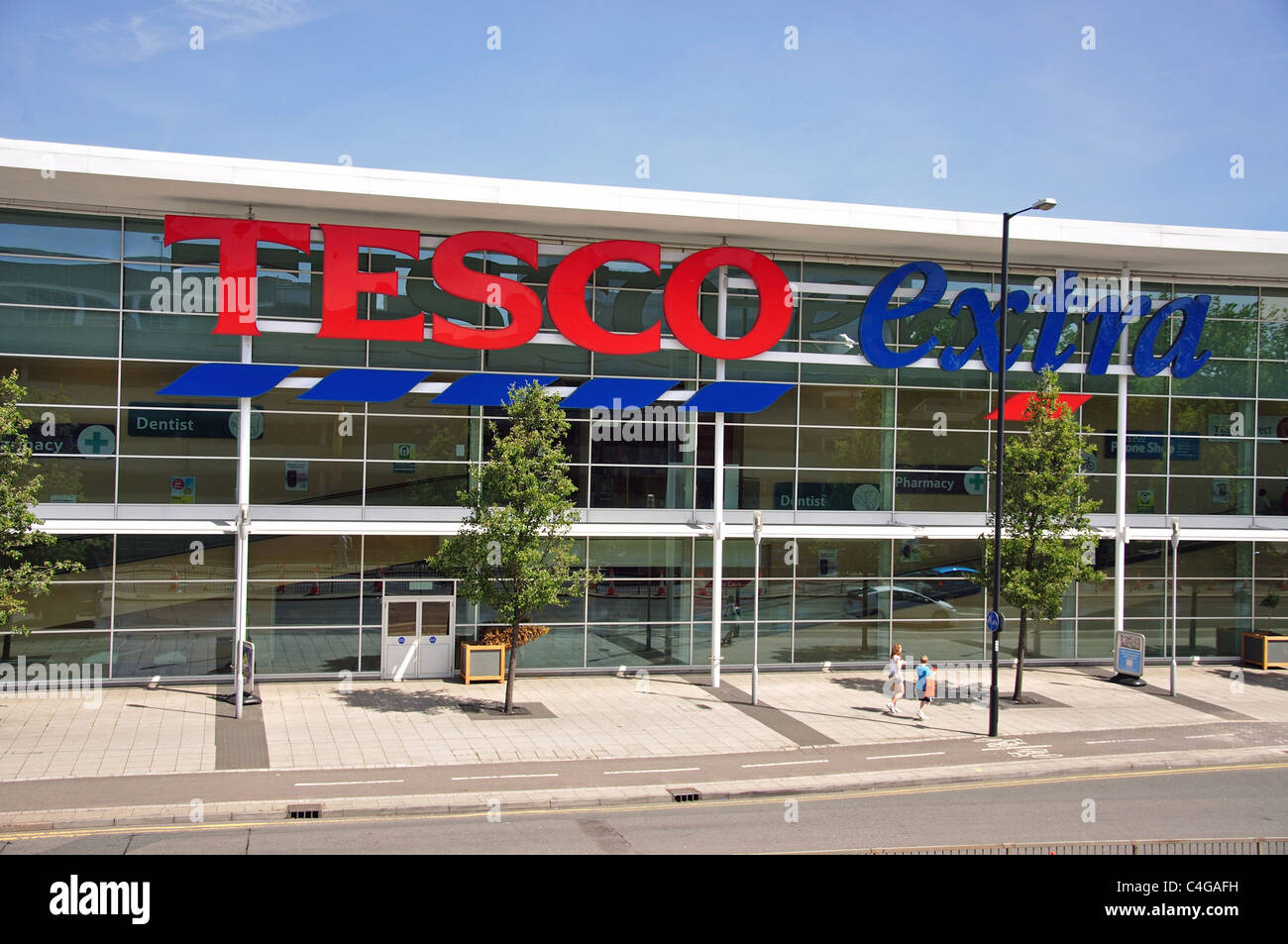 Tesco Extra Supermarkt Store, Wellington Street, Slough, Berkshire, England, Vereinigtes Königreich Stockfoto